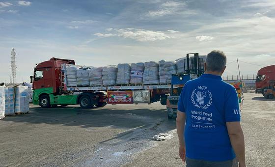 شاحنة مساعدات تابعة لبرنامج الأغذية العالمي متجهة إلى غزة تقف عند أحد المعابر في وقت سابق.